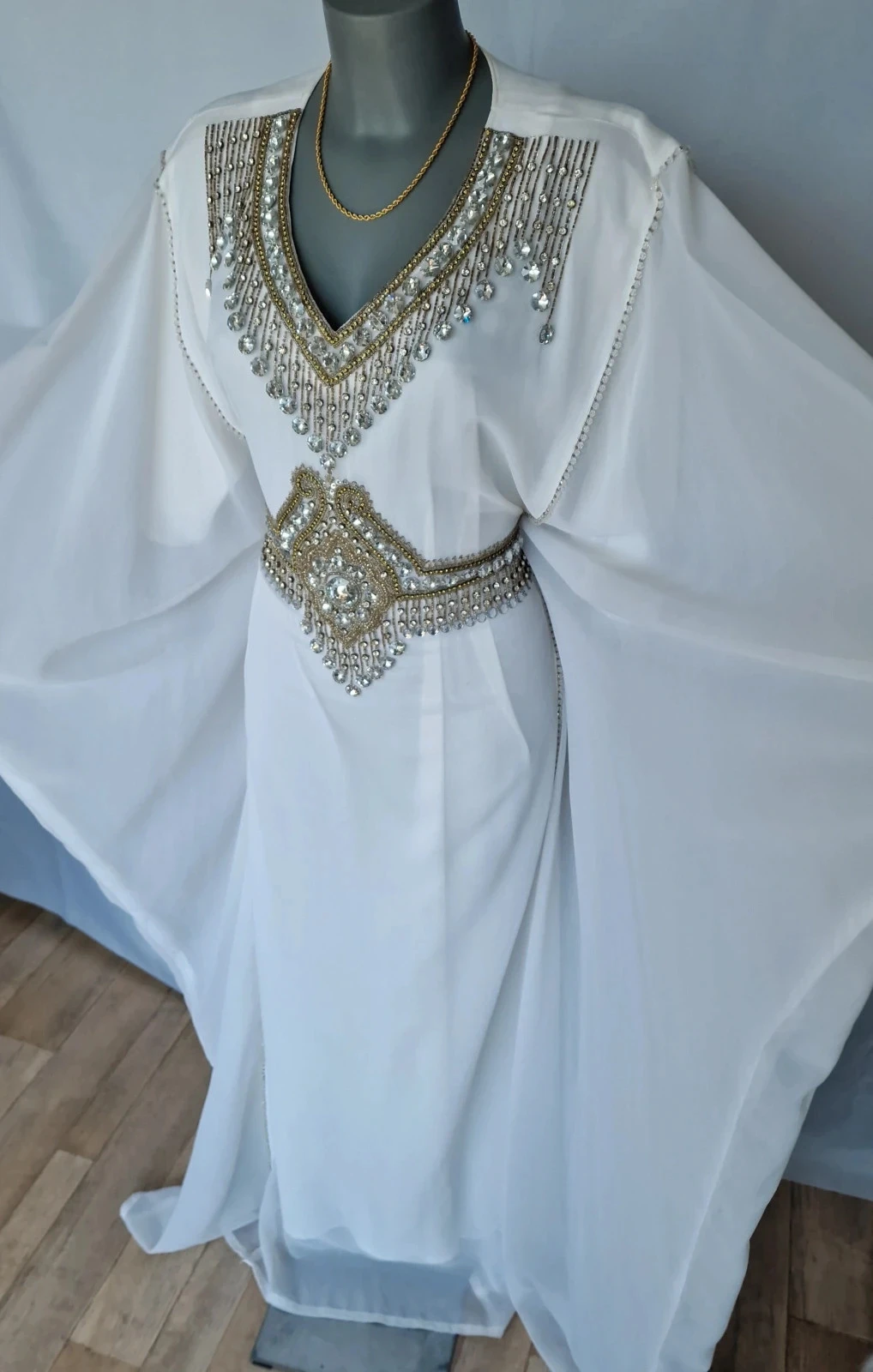 Robe Dubai blanche mariage strass & perles – S/M/L ajustable – portée 1 fois – photo 8